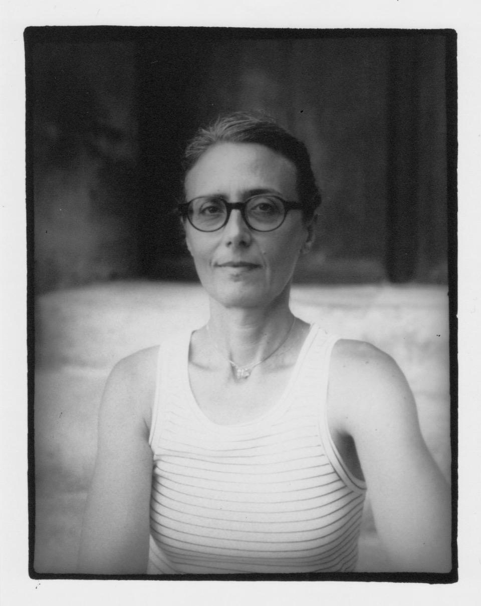 Portrait d'Anna Leroy, photographe, qui expose ses photos chez De natura rerum, été 2026